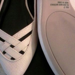 Pointed toe beige flats